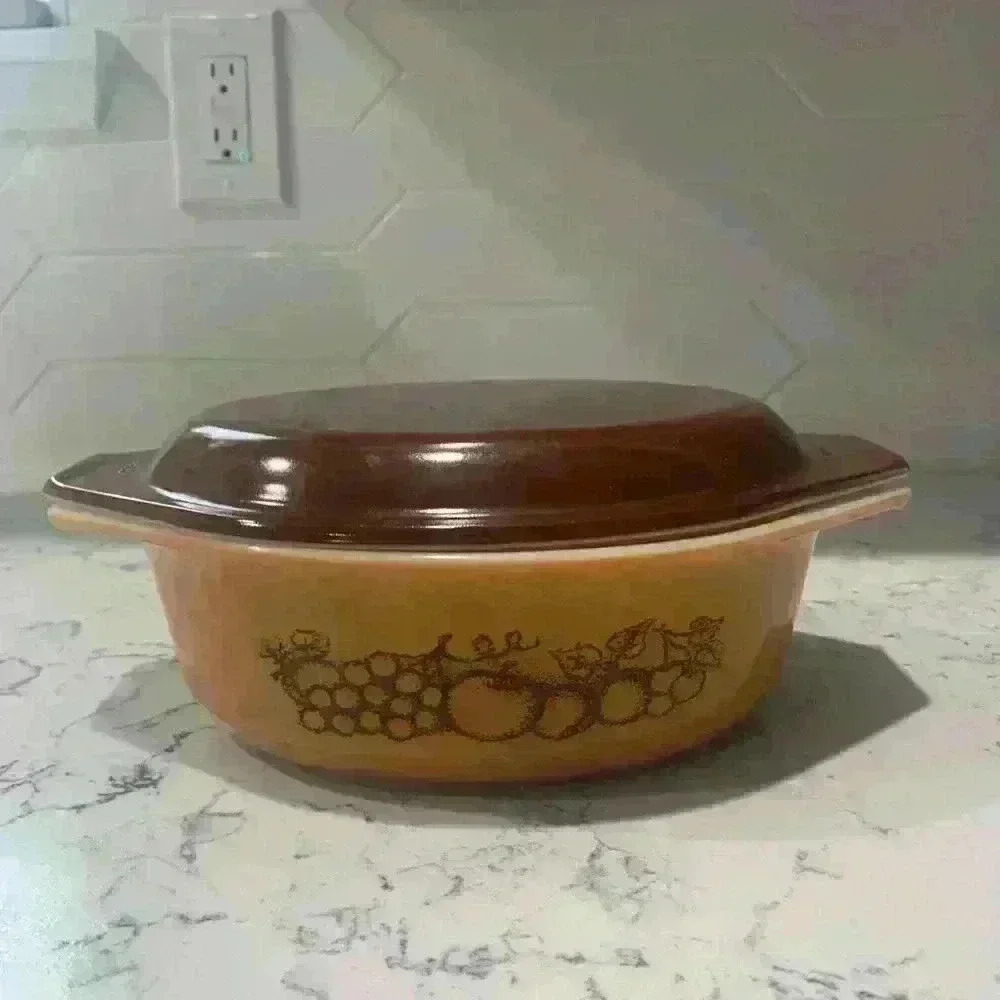 Pyrex Vintage serving bowl with Lid
